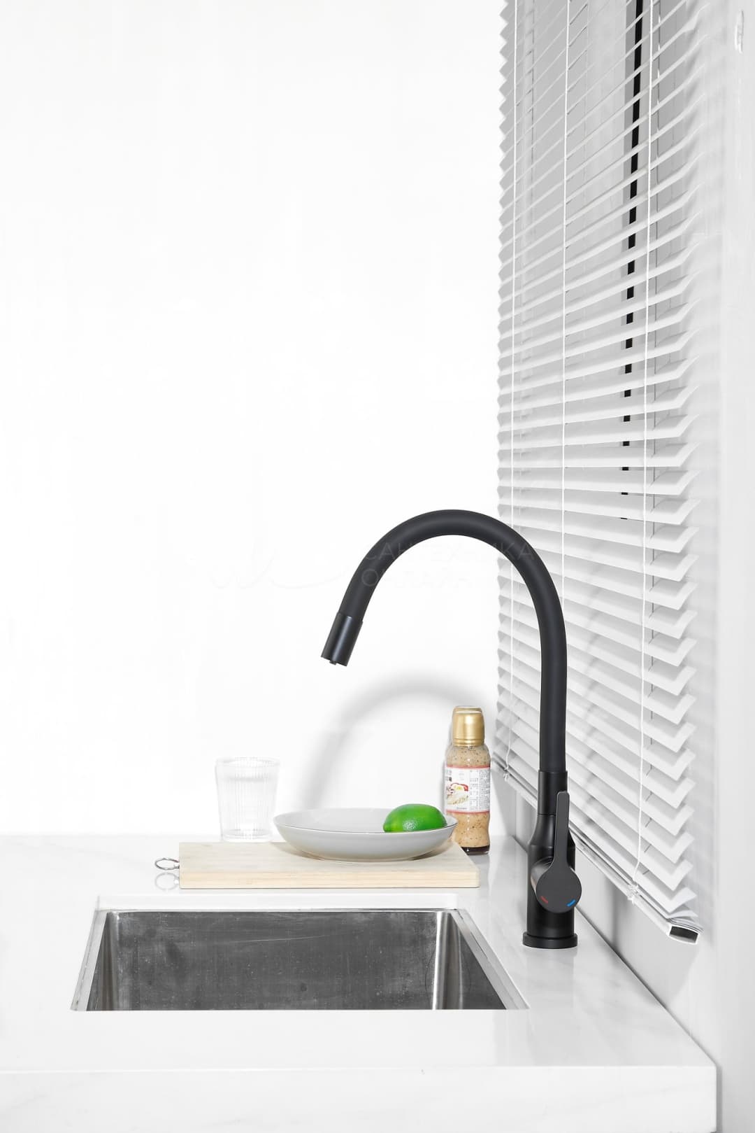 Смеситель с гибким изливом Belz Impulse BELZ B76814-7, нержавеющая сталь, цвет черный